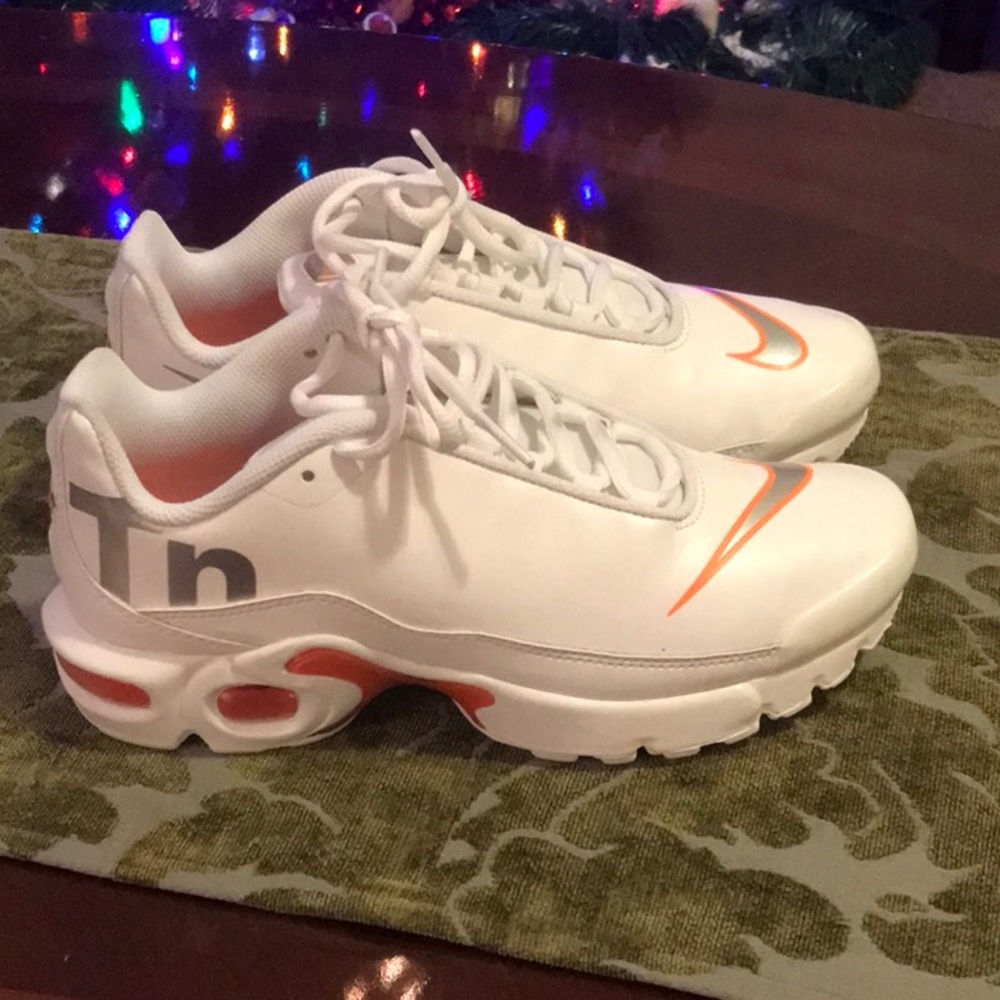 Nike Air Max Plus Shoes White/Metallic Silver/Total Orange Size 5Y=Woman’s 6.5.
